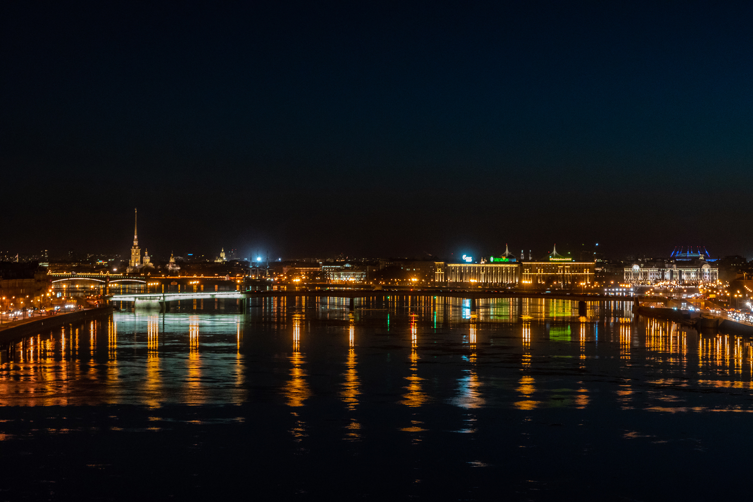 Ночной вид с террасы на панораму исторического Петербурга