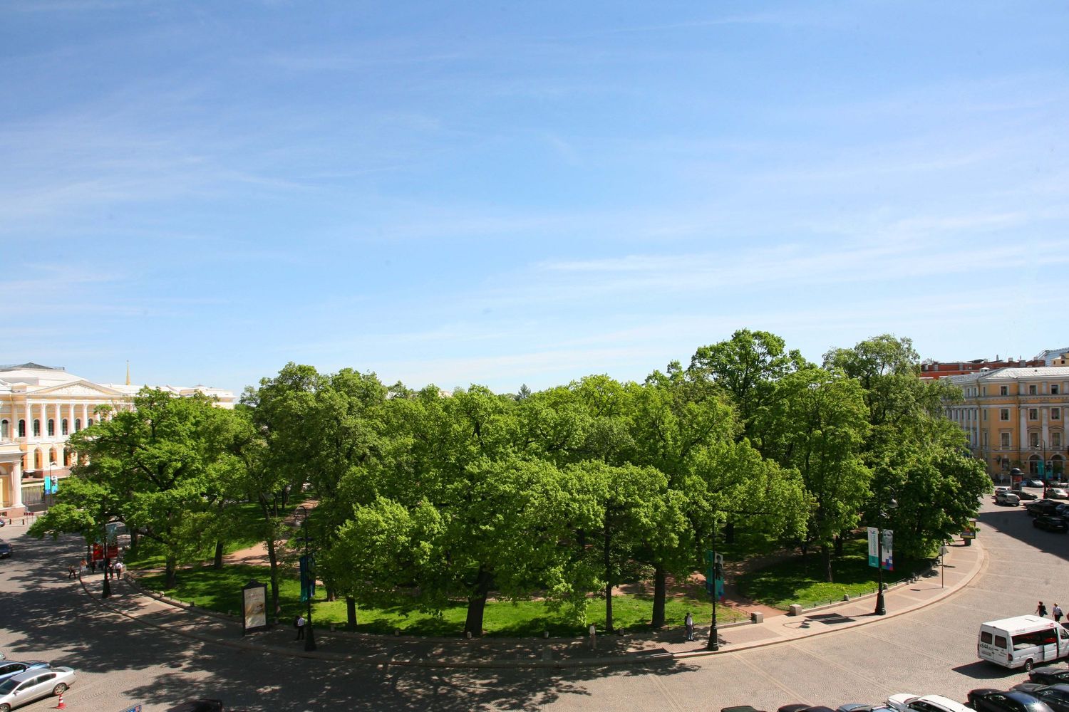 Вид с террасы на панораму площади Искусств